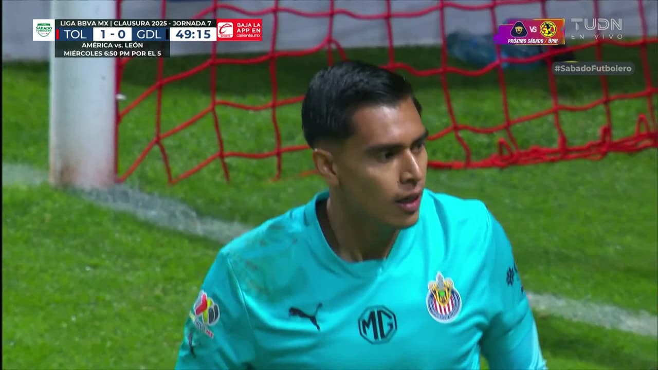 ¡Atajadón de Tala Rangel! Se salva Chivas del segundo