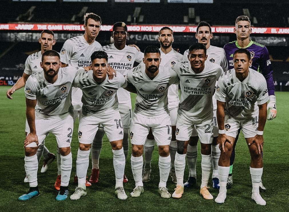 Aseguran vestidor roto en Galaxy porque Chicharito se cree Messi y CR7