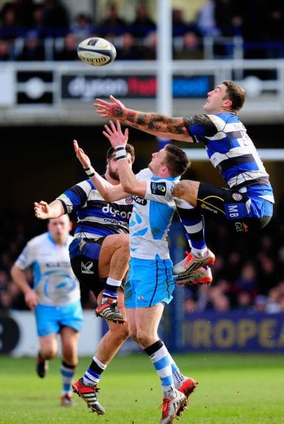 Semana del 19 - 26 de Enero 2015 - Bath, Inglaterra - 25 de enero: Matt Banahan del Bath salta por encima de Finn Russell de Glasgow durante el partido europeo de la Copa de Campeones de Rugby entre Bath Rugby y Glasgow Warriors.