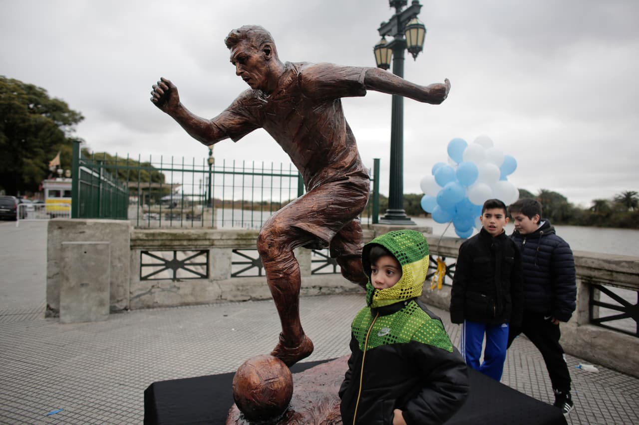 La estatua de Lionel Messi está ubicada en el Paseo de la Gloria, Argentina. Al parecer la estatua no es del agrado de los argentinos, pues ha sufrido varios actos vandálicos en los últimos años.