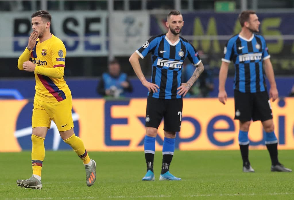 El primer tanto del Barcelona llega através de los pies de Carles Pérez que remata a gol un rebote al borde del área chica.