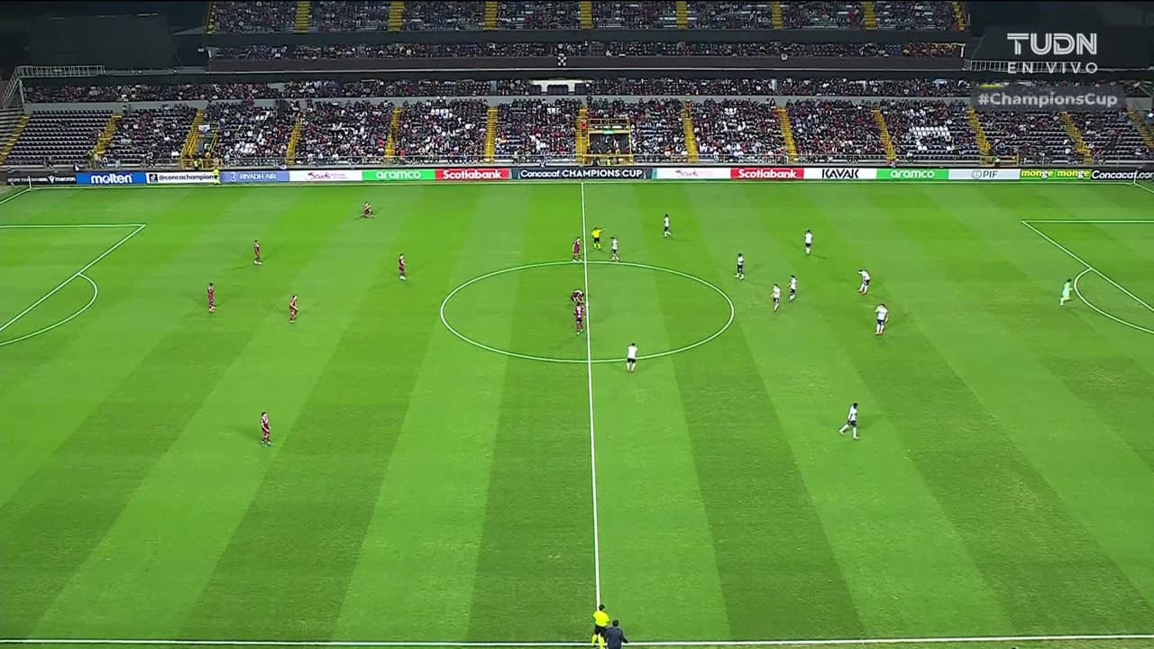 Arranca el partido y la pelota está en juego.