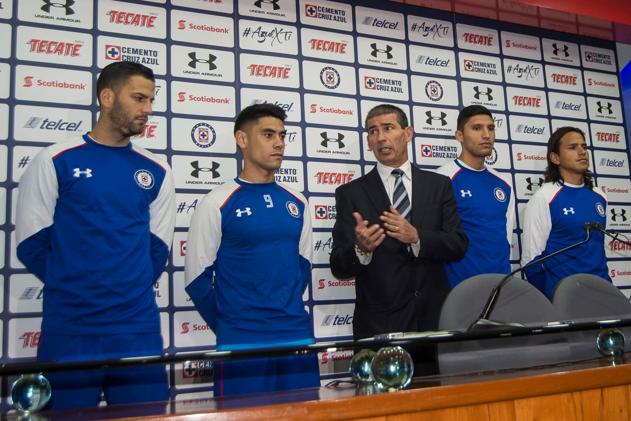 Mientras se destacaba con el equipo chileno, la directiva del Cruz Azul lo sondeaba y buscaba tentarlo para cambiar de aires inmediatamente.