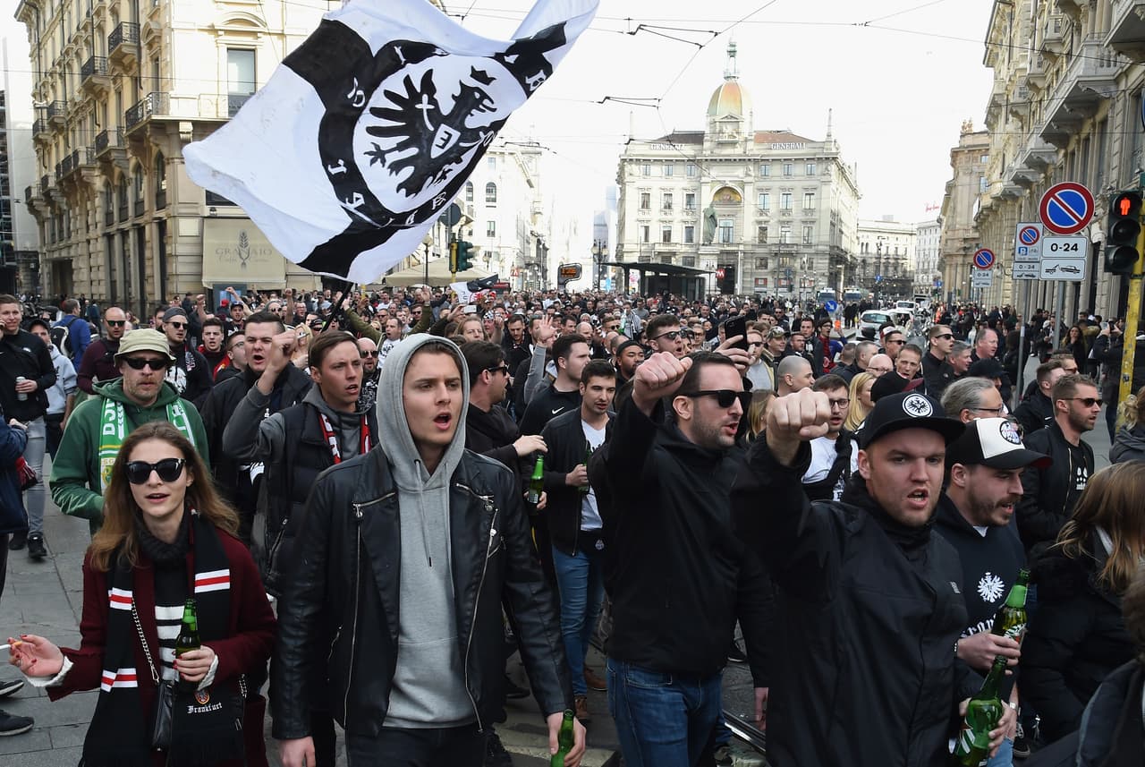 La fiesta en Milán fue cortesía de un gran grupo de fanáticos del Eintracht Frankfurt que se reunieron en la Piazza del Duomo antes de ir al Stadio San Siro incluso con la presencia del presidente del equipo, Peter Fischer, quien se contagió de la alegría que desbordaban con sus banderas y fundas alegóricas a las Águilas.