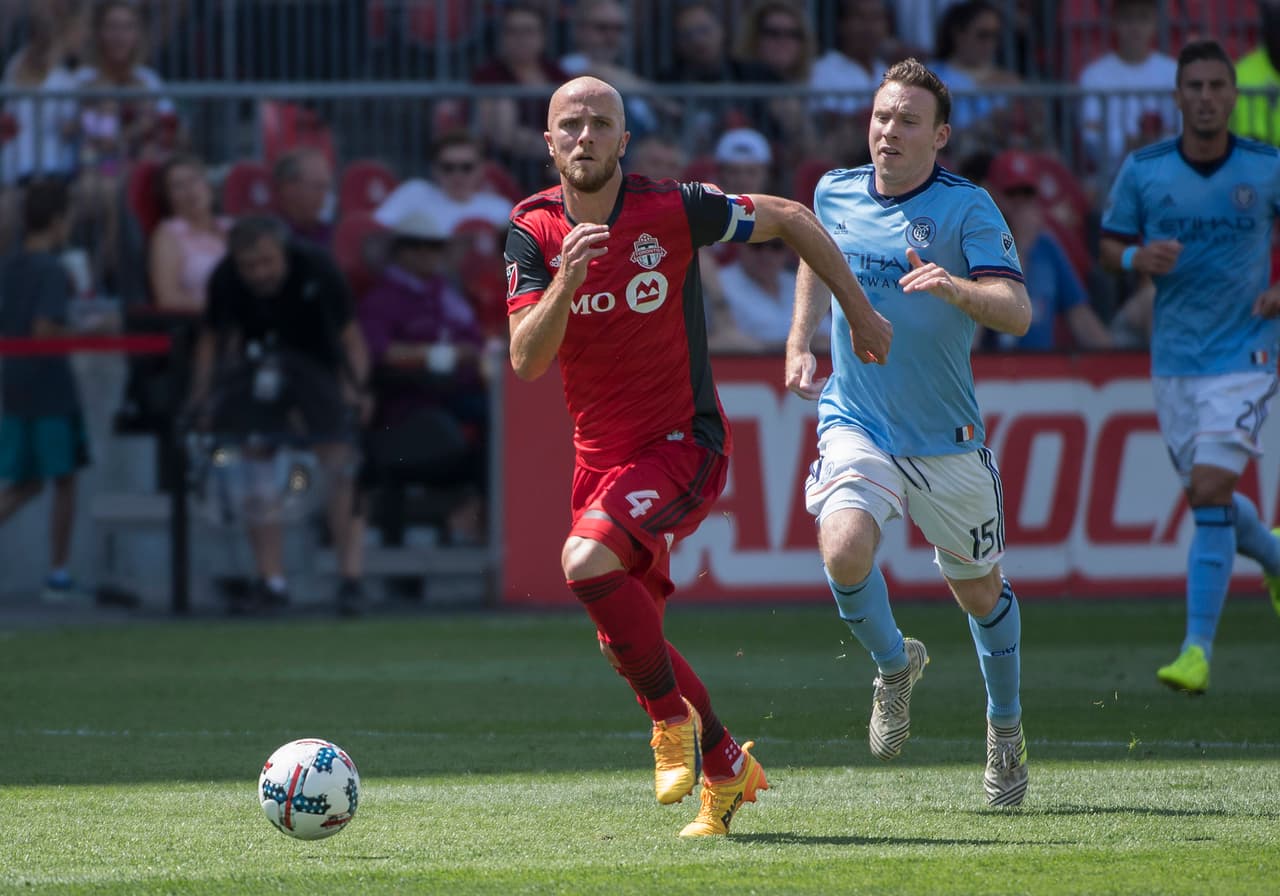 El capitán de Toronto FC, Michael Bradley, dominó el mediocampo ante Andrea Pirlo y Maxi Moralez. El resultado fue un contundente 4-0 sobre New York City FC.