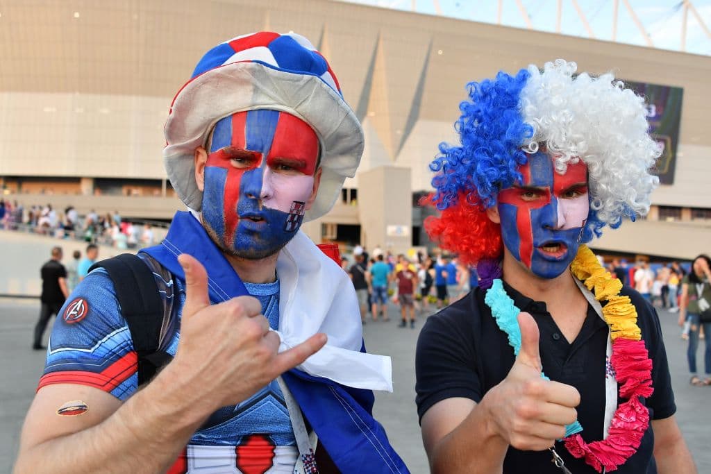 Con enorme alegría y júbilo, las fieles aficiones de Croacia e Islandia abarrotaron la Rostov Arena y sus alrededores para apoyar a sus selecciones con un gran ambiente, muy festivo.