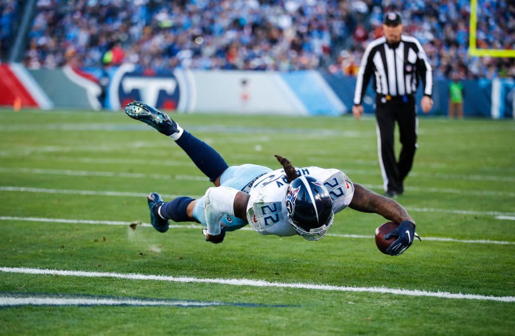 Derrick Henry anotó su décimo segundo toudown terrestre de la temporada, en un acarreo de una yarda en el primer cuarto para poner adelante 6-3 a los Titans. Fallaron el extra.