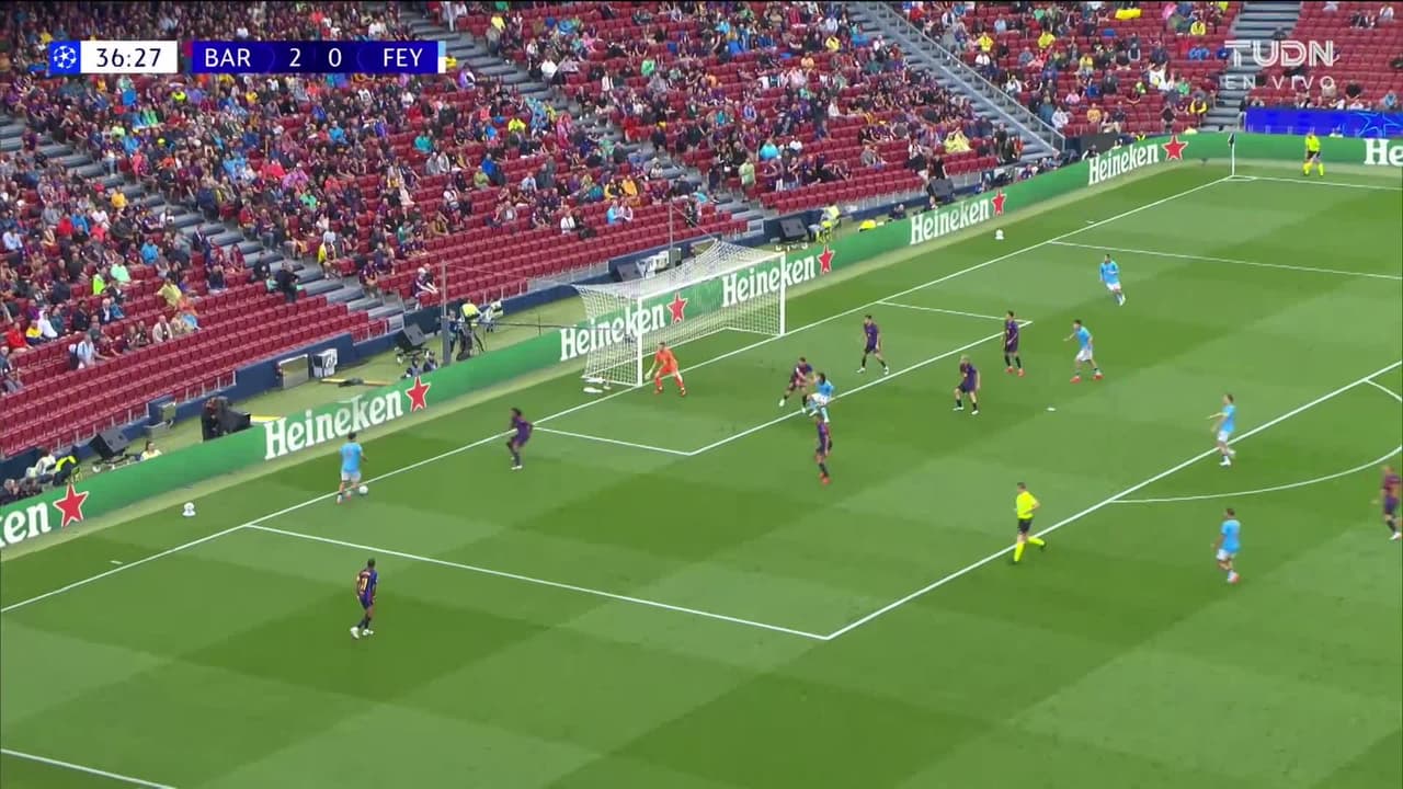 ¡CERCA! João Cancelo disparó que se estrella en el poste.
