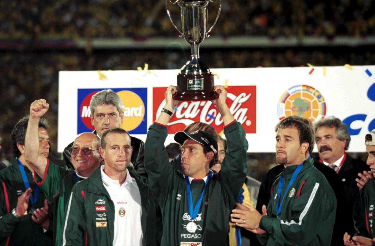 Copa América 2001 (Colombia) - El segundo sucampeonato del 'Tri' fue en esta edición donde estuvo ausente Argentina y en la que Brasil llevó un equipo juvenil. La final la perdió con los locales.