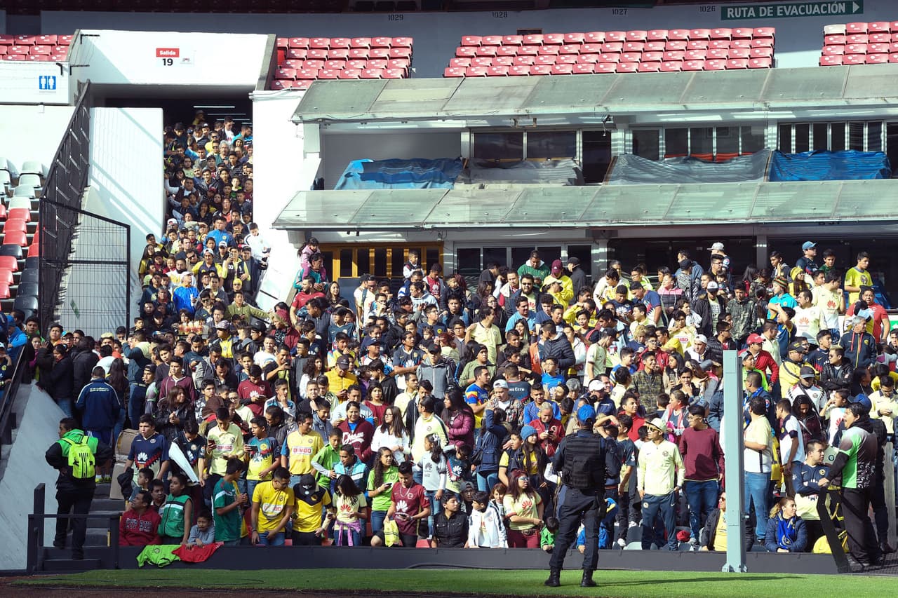 Las Águilas, tanto el equipo varonil y femenil, convivieron con los aficionados y se tomaron la foto oficial con ellos en el Estadio Azteca.