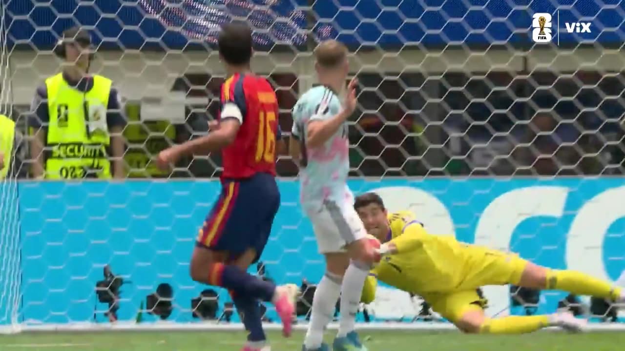 ¡Espectacular Courtois! Tiro libre de Lamine que rachaza el arquero belga