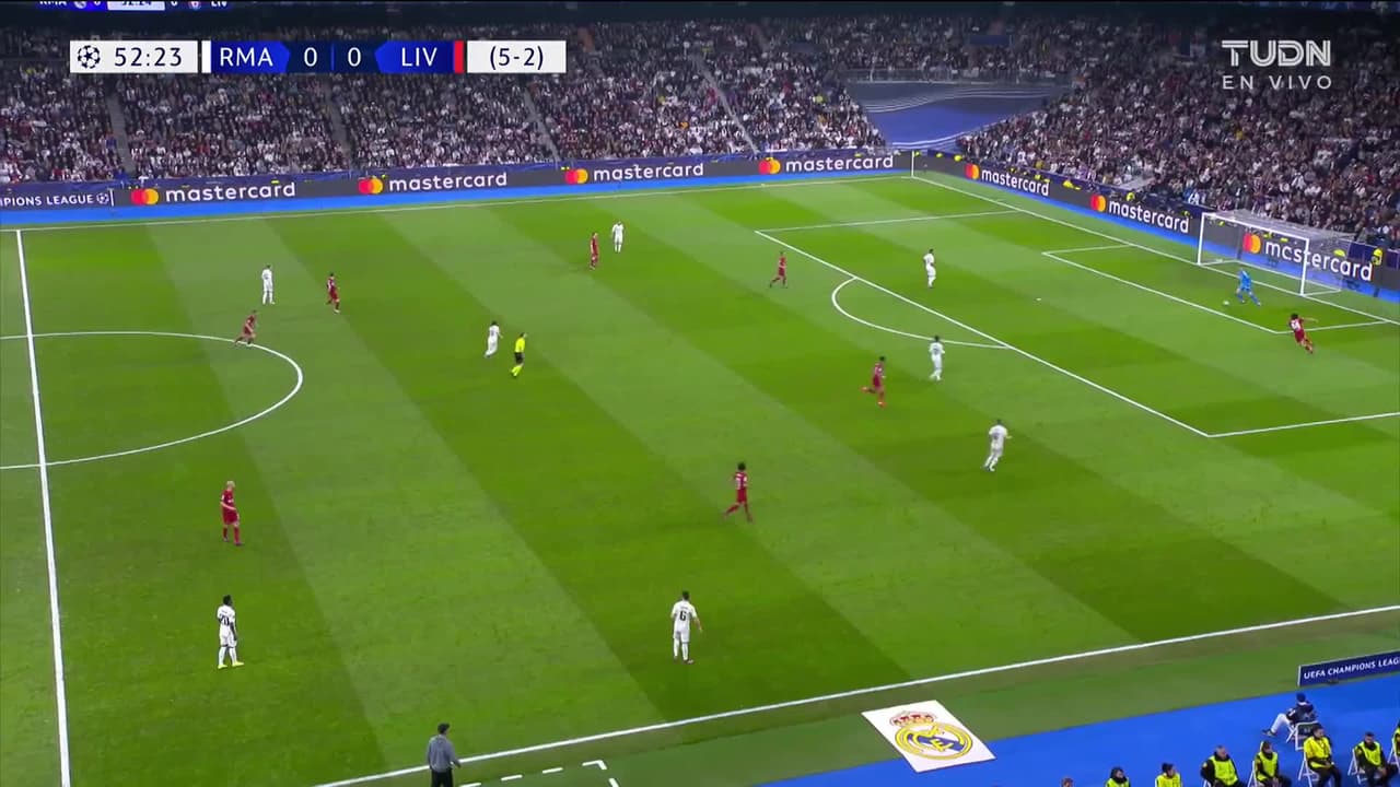 ¡TIRO ATAJADO! disparo por Federico Valverde.