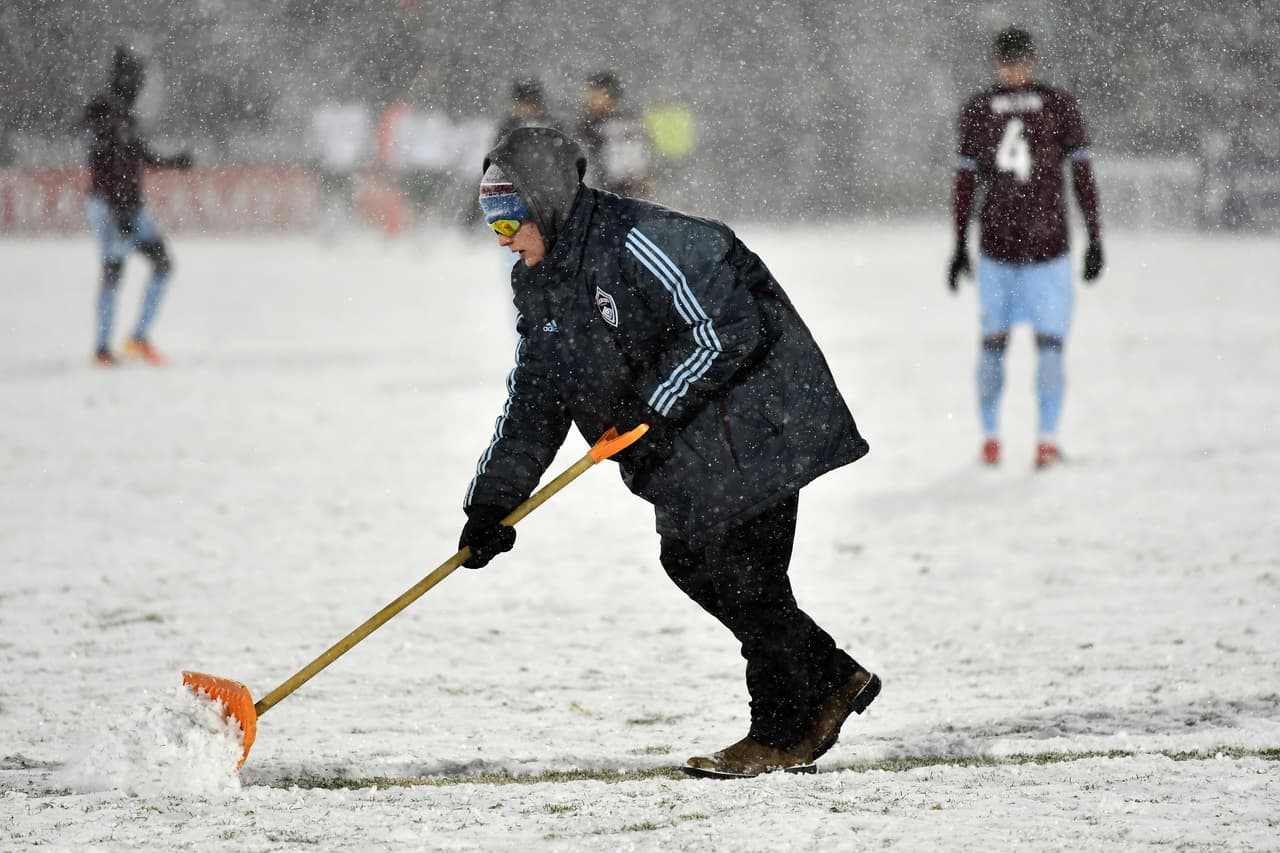 De manera constante, la nieve tuvo que ser despejada de las líneas de juego.