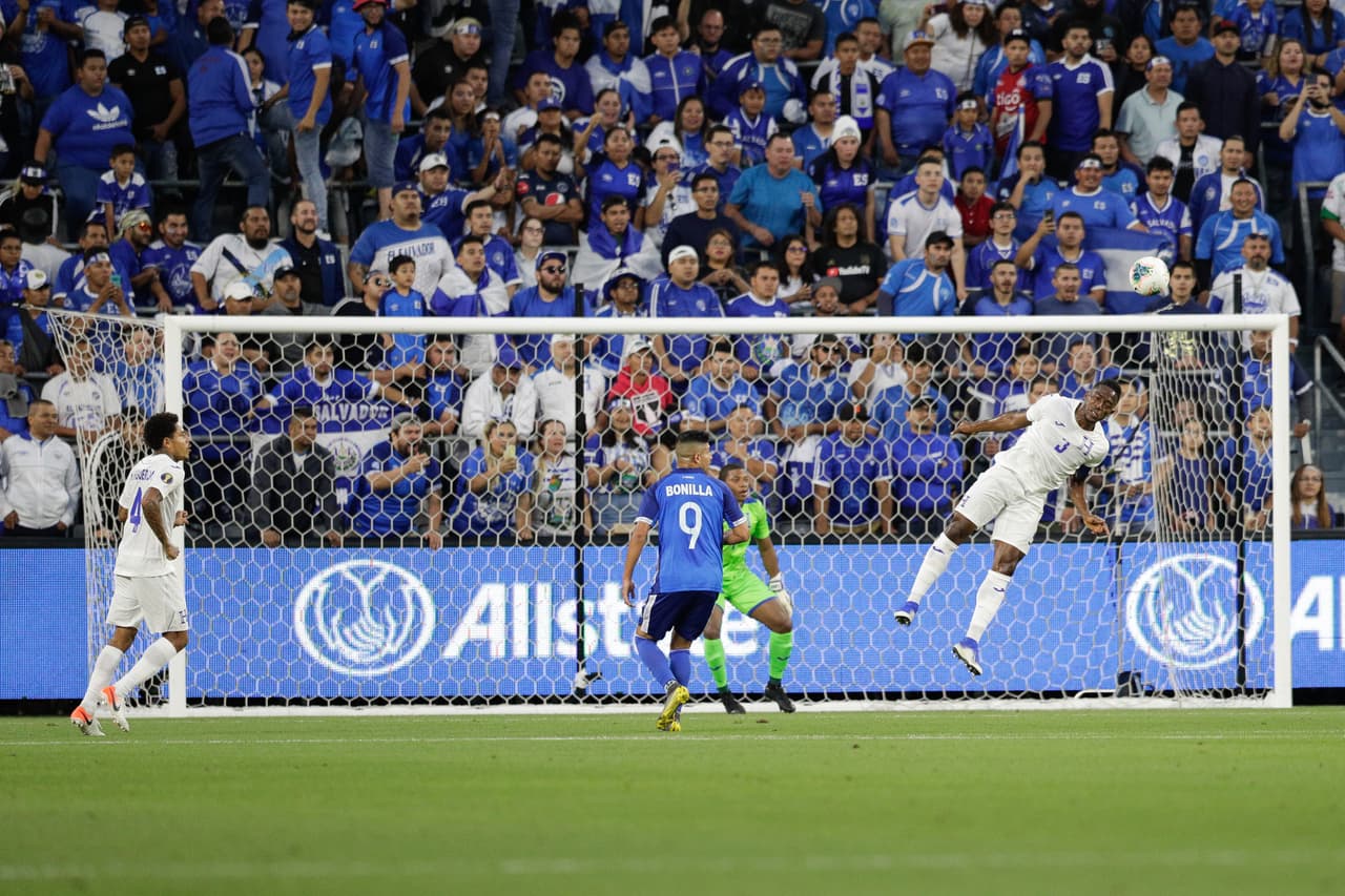 Aunque La Selecta tuvo pocas oportunidades en la primera parte, sí logró poner en riesgo la cabaña hondureña pero sin la precisión debida.