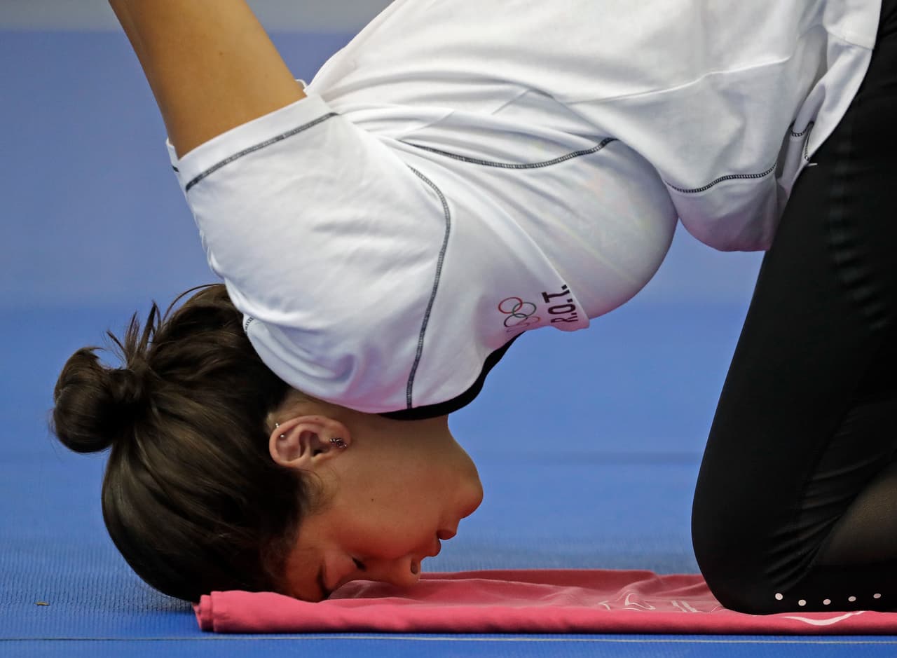 Hace un año, las hermanas estaban en un bote inflable endeble con unos 20 otros pasajeros desesperados cuando empezó a hundirse. La mayoría de los pasajeros no sabían nadar, por lo que las dos hermanas se metieron en el agua y ayudaron a guiar el barco a la isla griega de Lesbos.