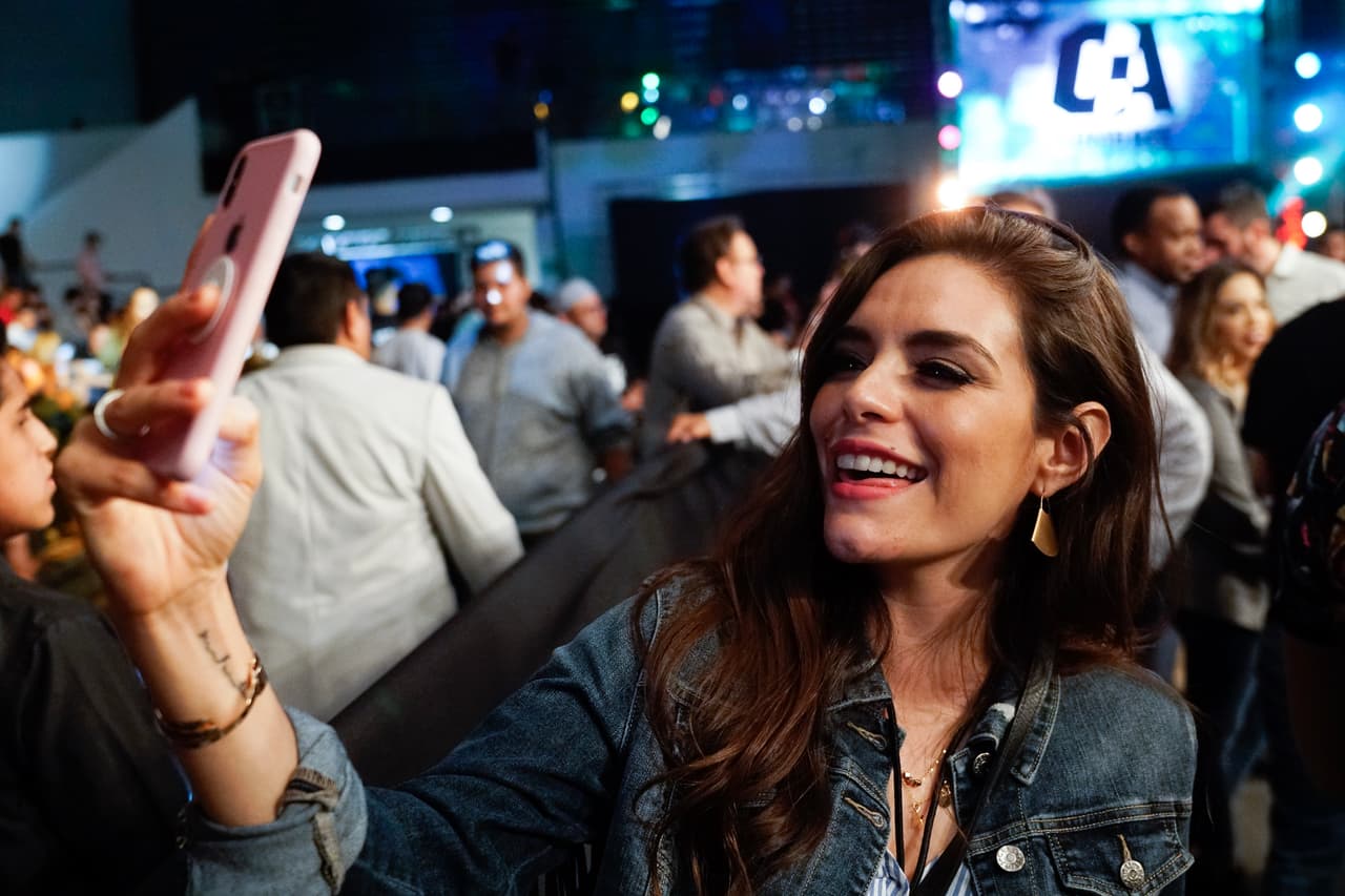 La belleza y la sensualidad de las mujeres del ring y de algunas de las asistentes en Combate Américas fue un ingrediente que le dio más color al encuentro de artes marciales mixtas.