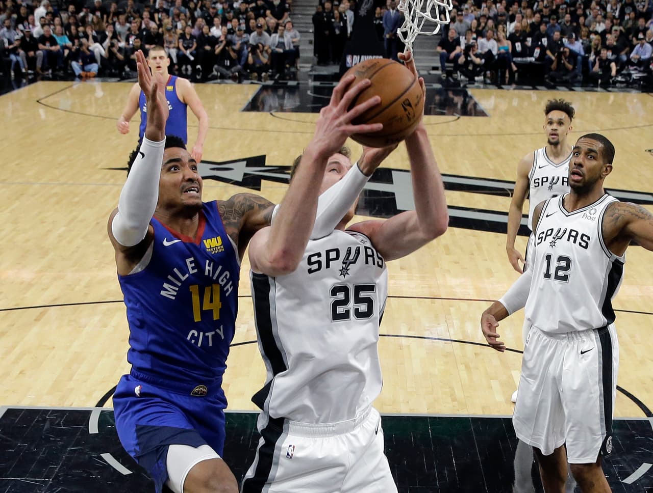 Por los Denver Nuggets el guardia Gary Harris (14) produjo 12 unidades y repartió siete asistencias en una noche floja ante San Antonio.