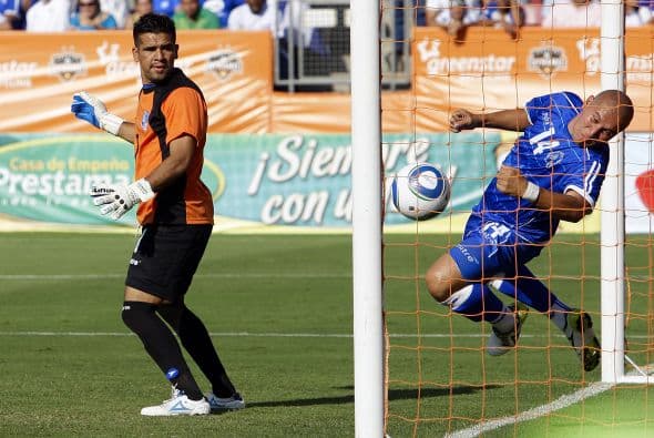 Denis Alas sacó este balón con la mano, el cual significaba el gol del triunfo para Honduras, pero el árbitro no marcó un  penal más que claro.