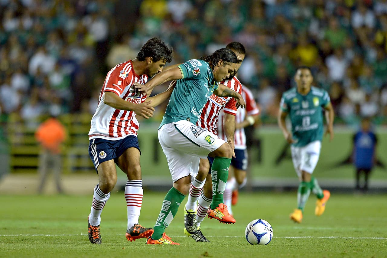 Chivas salió campeón tras vencer al León 0-1 con gol de Oswaldo Alanís en la Copa MX del Apertura '15.