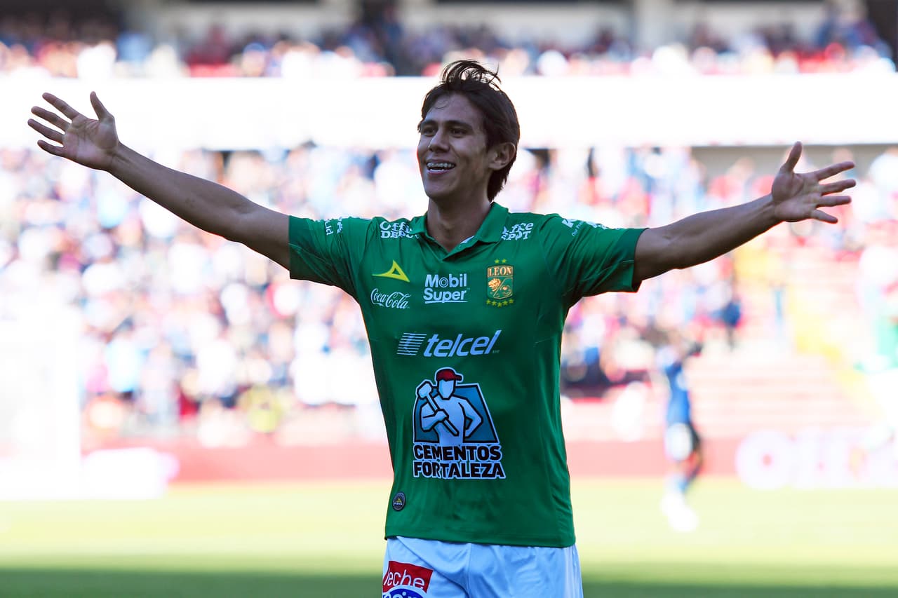 Entre abucheos, silbidos y hartazo, Macías fetejaba su segundo gol del partido, sellando un triunfo que le cae de perlas a León.