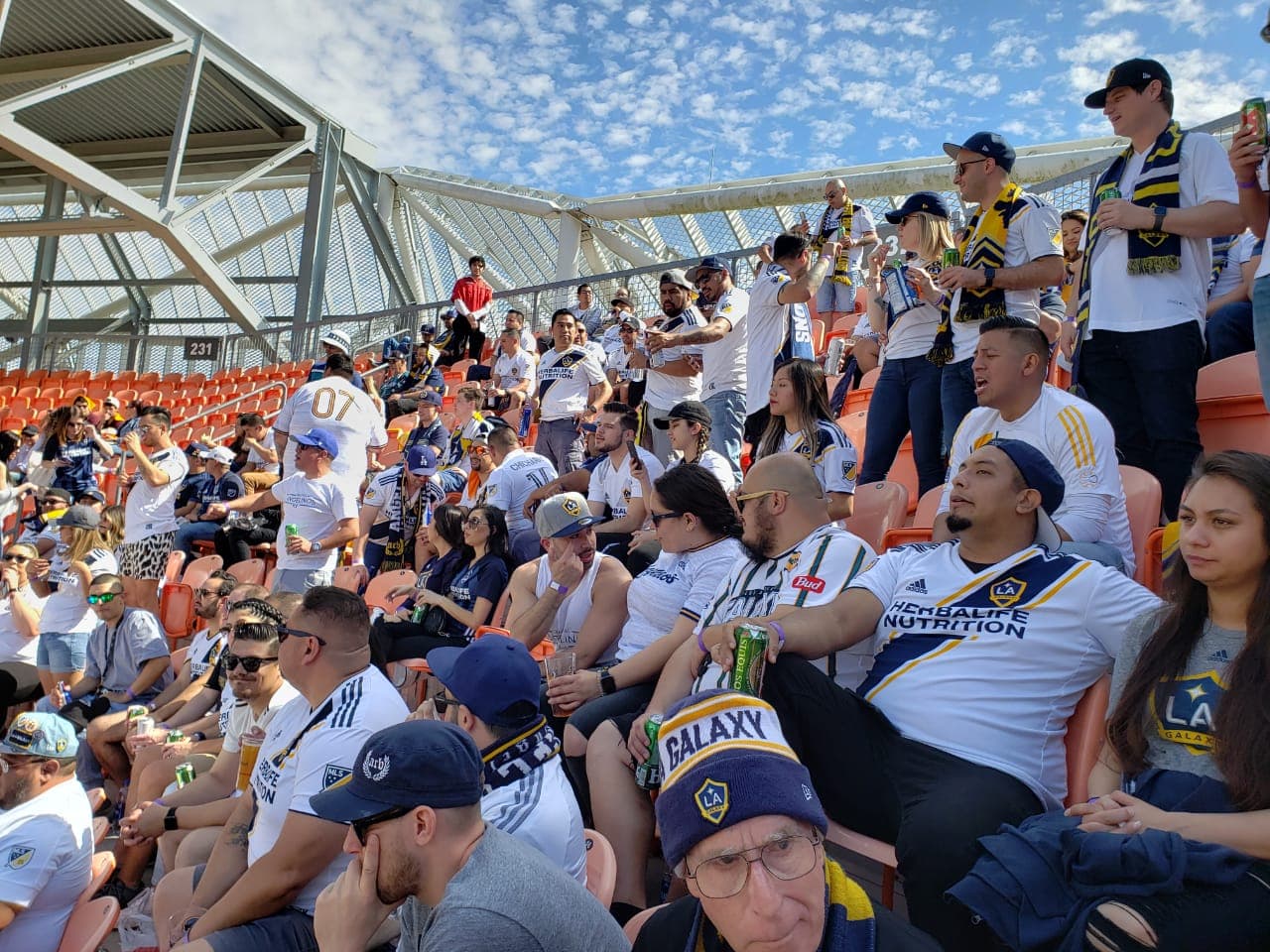 Los aficionados del Galaxy invaden Houston para ver el debut del fichaje estrella, Javier Hernández.