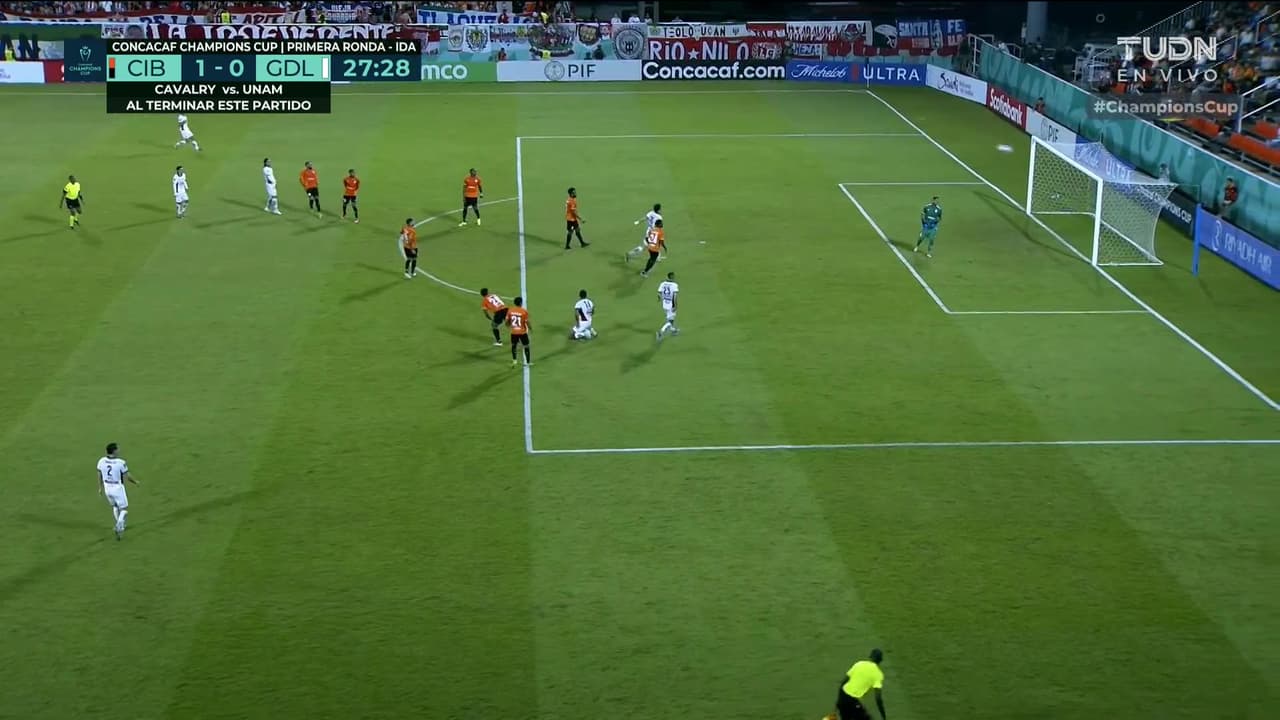 ¡Tiro peligroso del rebaño! Cowell dispara desde fuera del área