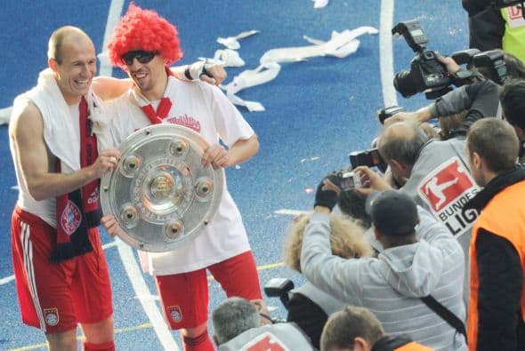 Robben y Ribery empezaron el festejo muy a su estilo mientras al prensa captaba sus imágenes.