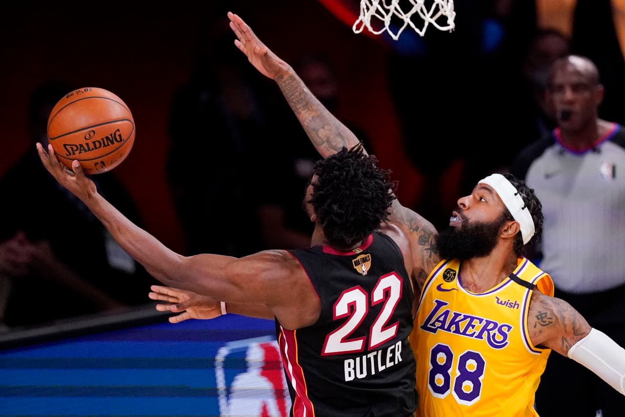 LeBron James comanda los victoria de los Lakers 102-96 sobre el Miami Heat y buscarán coronarse como campeones el próximo viernes 9 de noviembre.