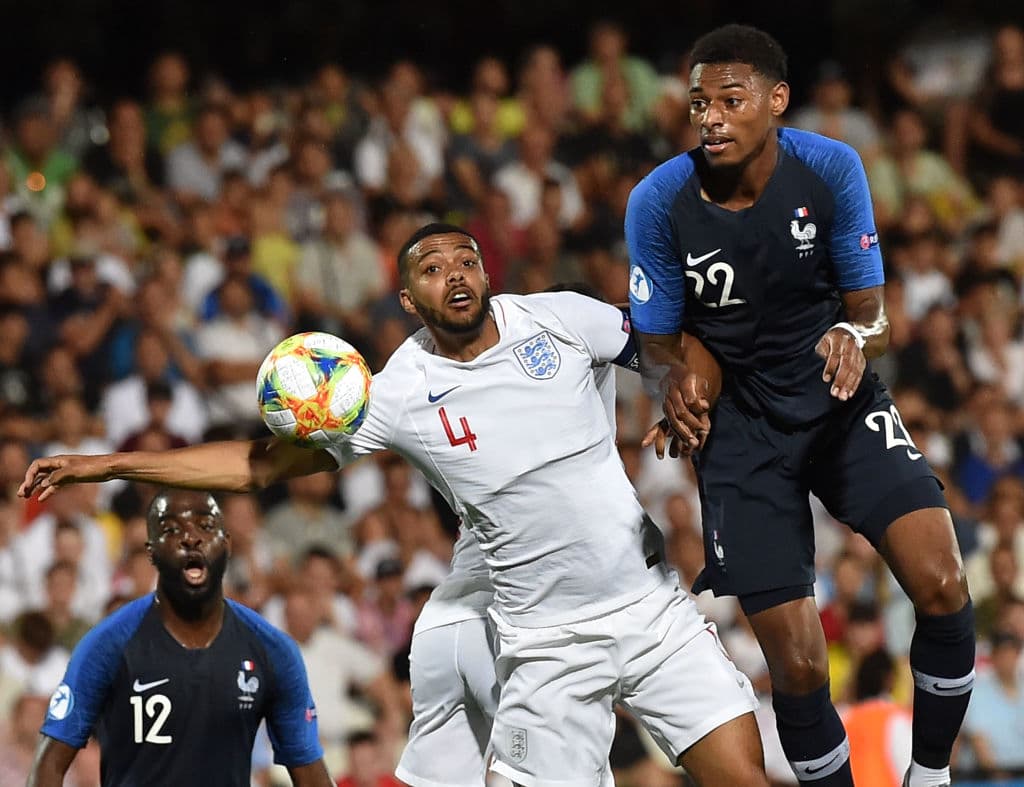 Jake Clarke-Saltar (4) de Inglaterra en los minutos iniciales del encuentro. Una primera mitad muy buena, con llegadas en ambos lados y que pese a que no caían los goles se pudo entretener el público presente.