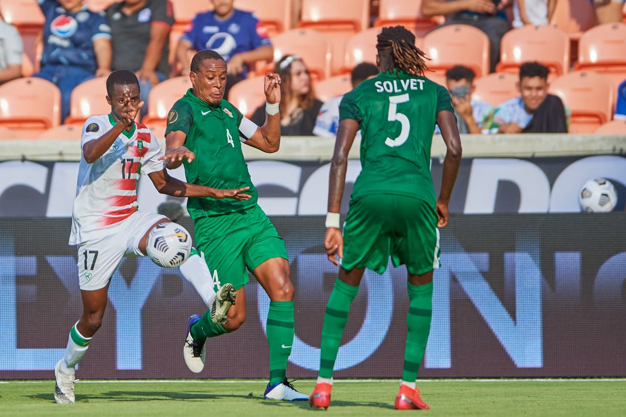 Gleofilo Vlijter y Nigel Hasselbaink se encargan de batir a Kévin Ajax para darle la victoria 2-1 sobre Guadalupe y se despiden con tres puntos en la bolsa.