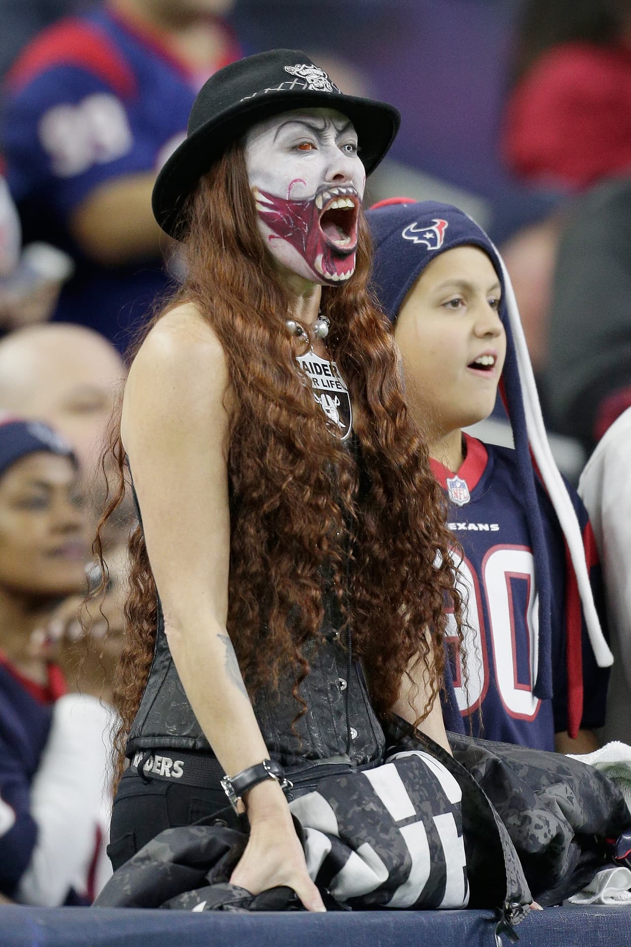 Las sensuales porristas, las espectaculares presentaciones previas y salidas de los equipos, las celebraciones y disfraces de los fanáticos y hasta los rituales previos a los partidos fueron parte de la fiesta de la ronda de 'wild crad' en la NFL.