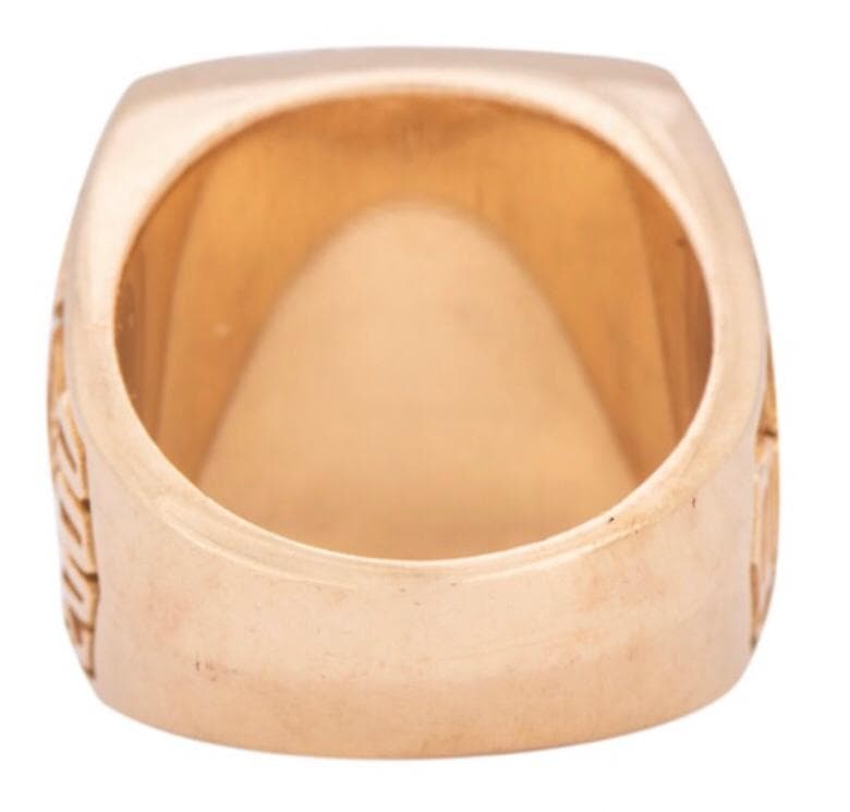 El anillo de campeonato de Los Angeles Lakers de 2000 que Kobe Bryant regaló a su padre Joe, está disponible en una subasta que arrancará en los $40 mil dólares.