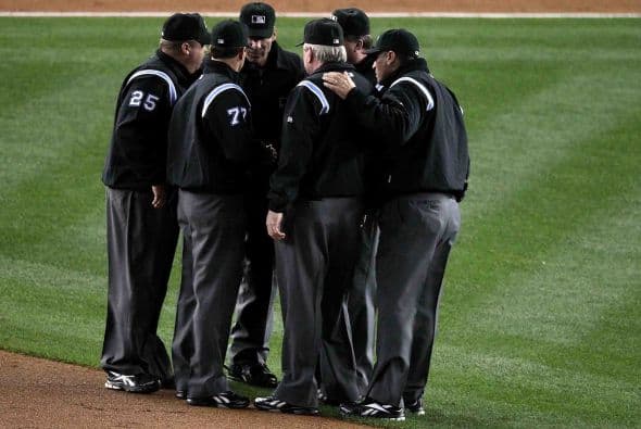 La jugada fue revisada en video, y Berkman regresó luego de ver que la pelota cayó en terreno de foul.