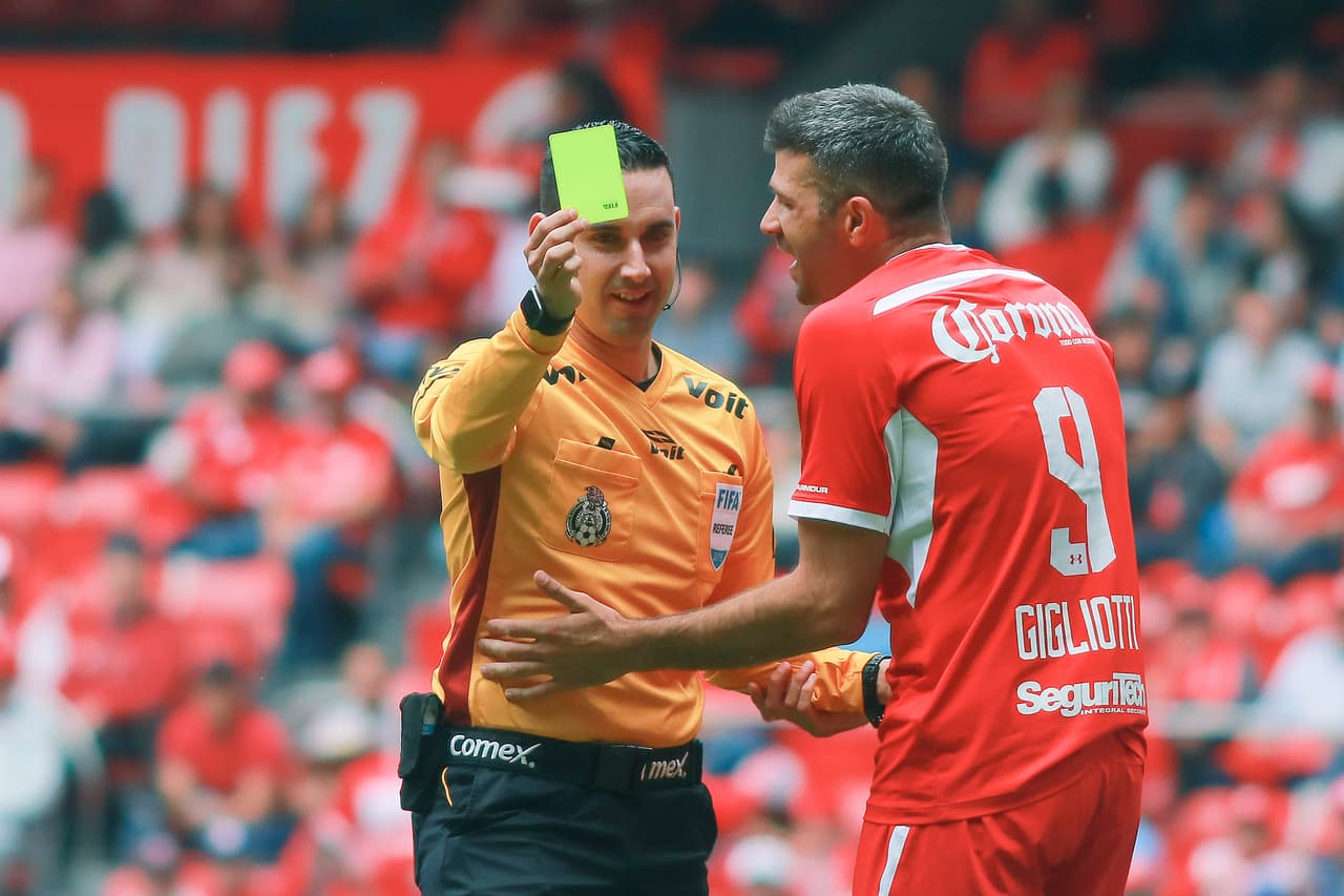 Emanuel Giglioti fue el primer amonestado del partido al minuto 3 del segundo tiempo. Hubo cinco amarillas en total, cuatro de ellas para los locales.