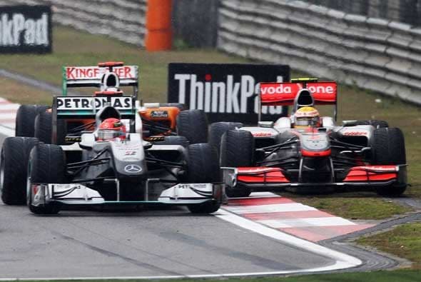 Las condiciones de la pista hicieron que todos los pilotos tuvieran incidentes fuera de la pista, como Lewis Hamilton.