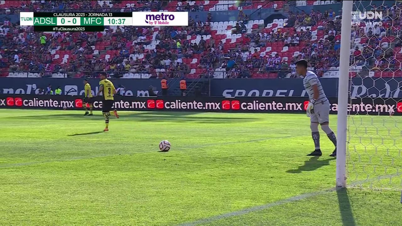 ¡TIRO ATAJADO! disparo por Nicolás Benedetti.