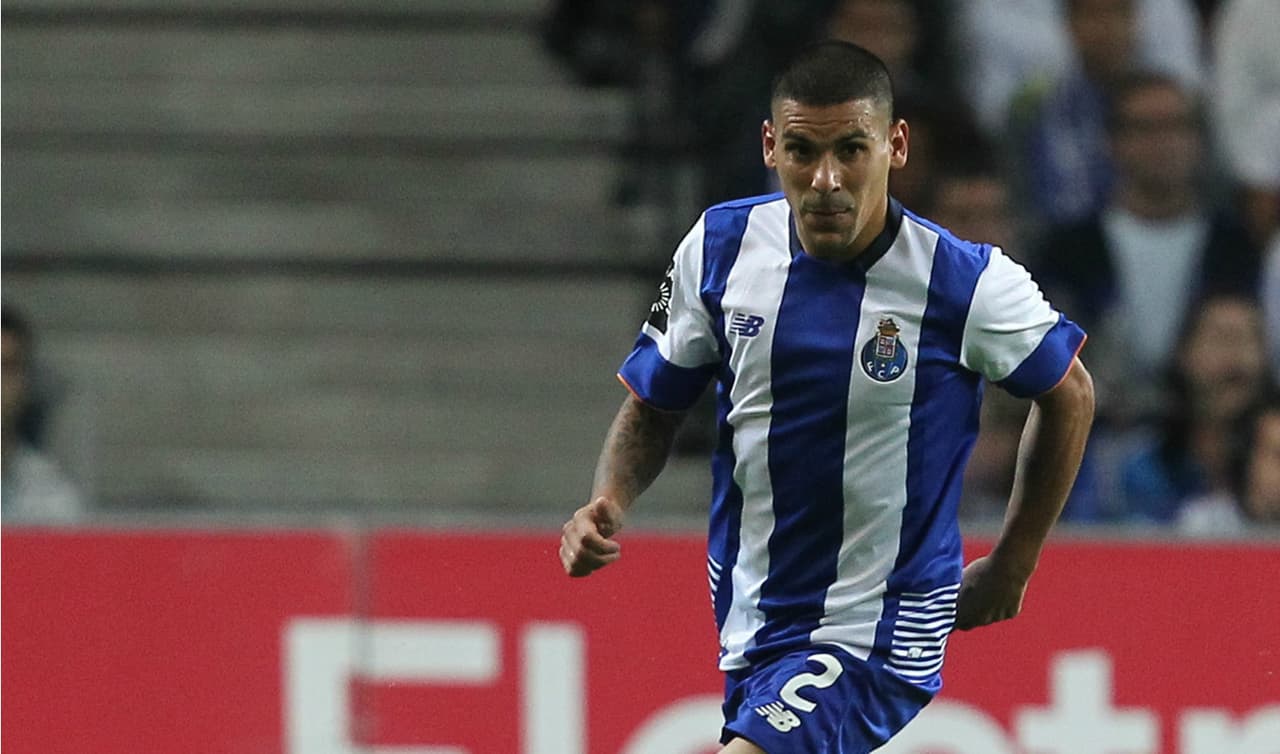 Por su parte, el Oporto fichó al defensa uruguayo Maxi Pereira procedente del Benfica -un traspaso entre equipos rivales que despertó la ira de la afición lisboeta-, junto a los ya citados Layún y Corona, con la intención de volver a ganar un título después de dos años de sequía.