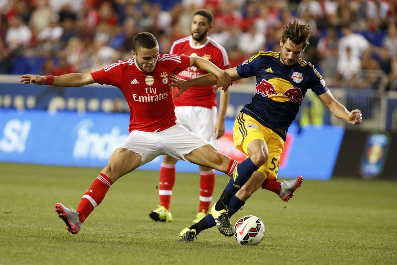 Además, este verano también llegó a las filas de las "águilas" el delantero uruguayo Jonathan Rodríguez procedente de Peñarol, aunque no llegó a debutar con el Benfica y en este mismo periodo de fichajes puso rumbo a España para jugar en el Deportivo de la Coruña.