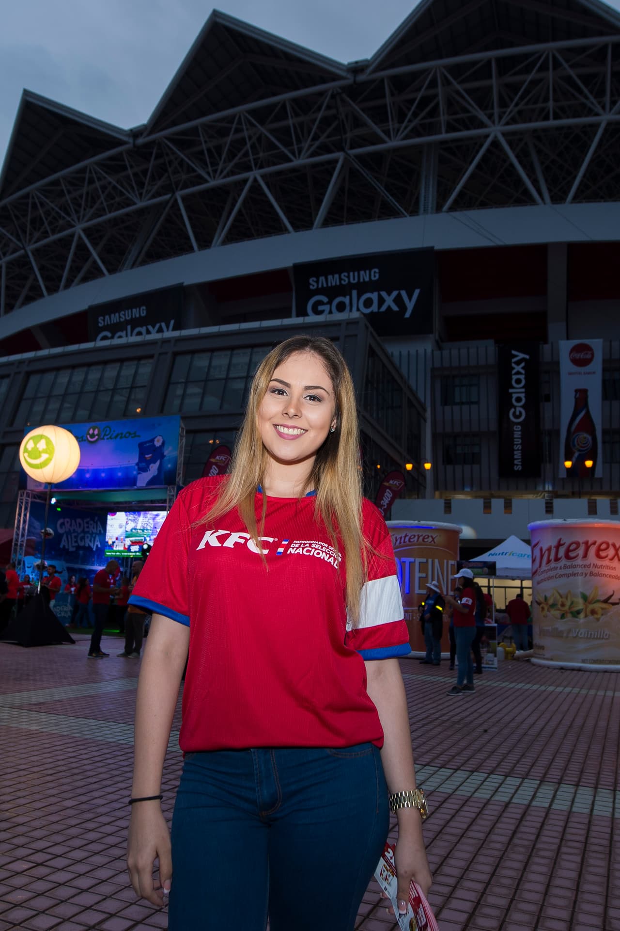 La belleza estuvo en los alrededores del estadio costarricense.