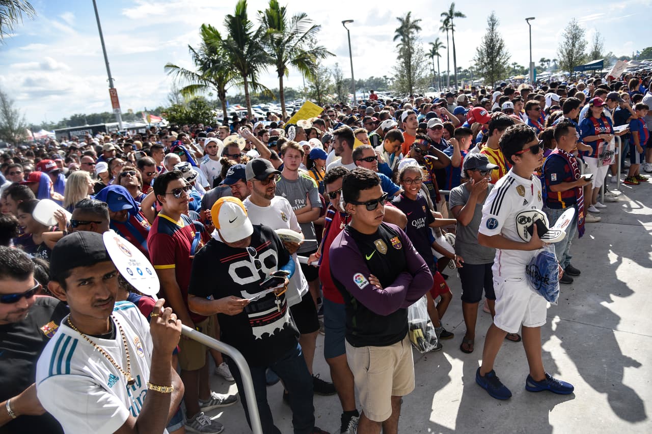 A pesar de que los boletos no eran económicos, miles de aficionados al fútbol se acercaron al recinto deportivo de la Ciudad del Sol para disfrutar de sus cracks preferidos.