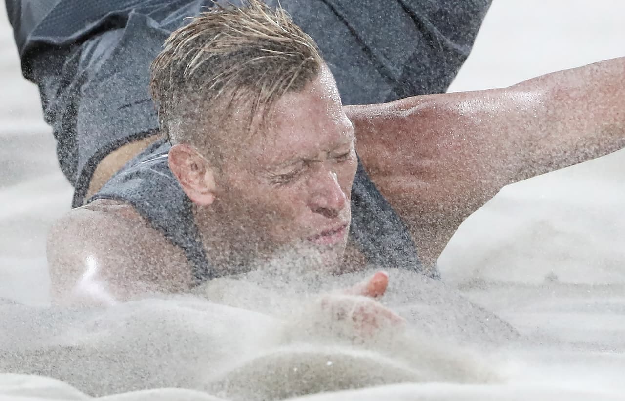 Casey Patterson (Estados Unidos) durante un partido de voleibol preliminar de playa ante Austria.