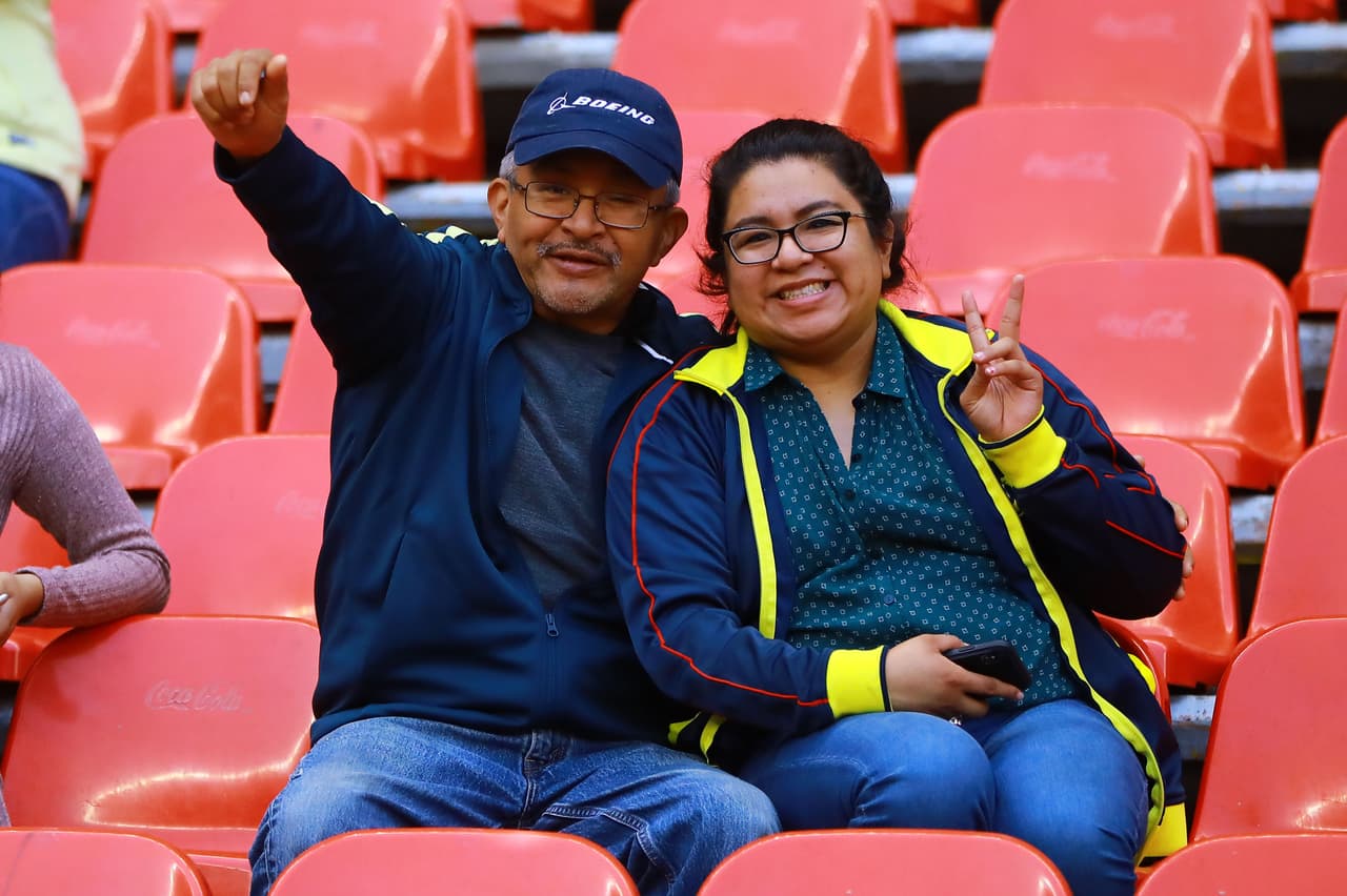 Los fanáticos del América dentro del Estadio Azteca antes del juego contra Pachuca.