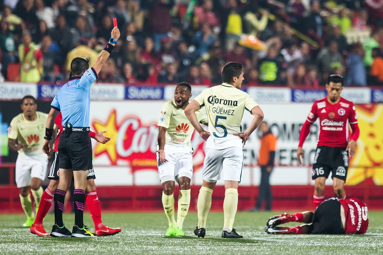 América sufrió la expulsión de Javier Güemez a falta de 10 minutos de final y de Pablo Aguilar en el remate del juego por hacer parte de una pelea.