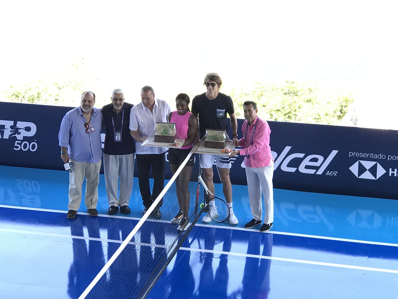 La estadounidense Sloane Stephens y el alemán Alexander Zverev estuvieron en la ceremonia de inauguración simbólica del Abierto Mexicano de Tenis 2019 en una espectacular terraza con vista al mar.