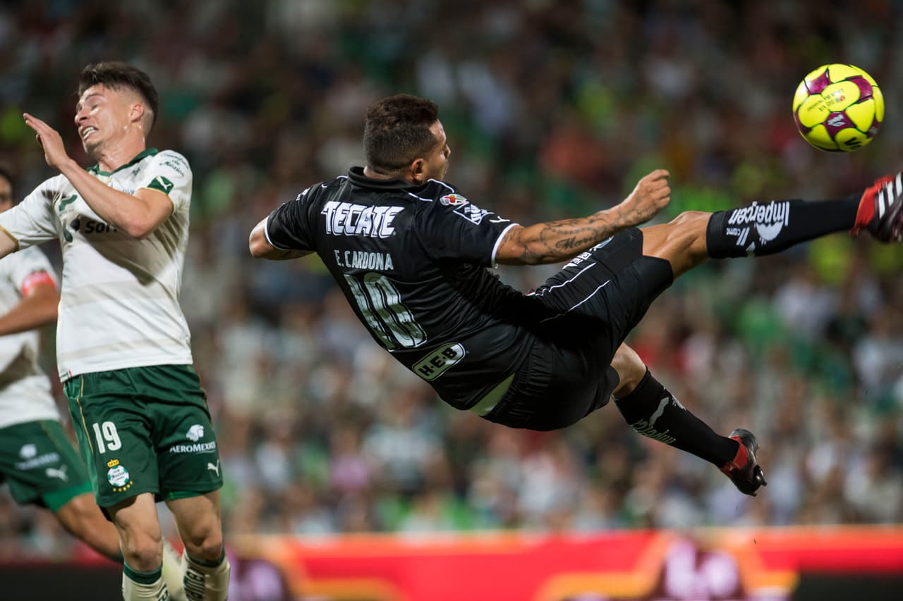 Edwin Cardona fue el más activo al ataque por los Rayados. Intentó marcar con esta espectacular maniobra.