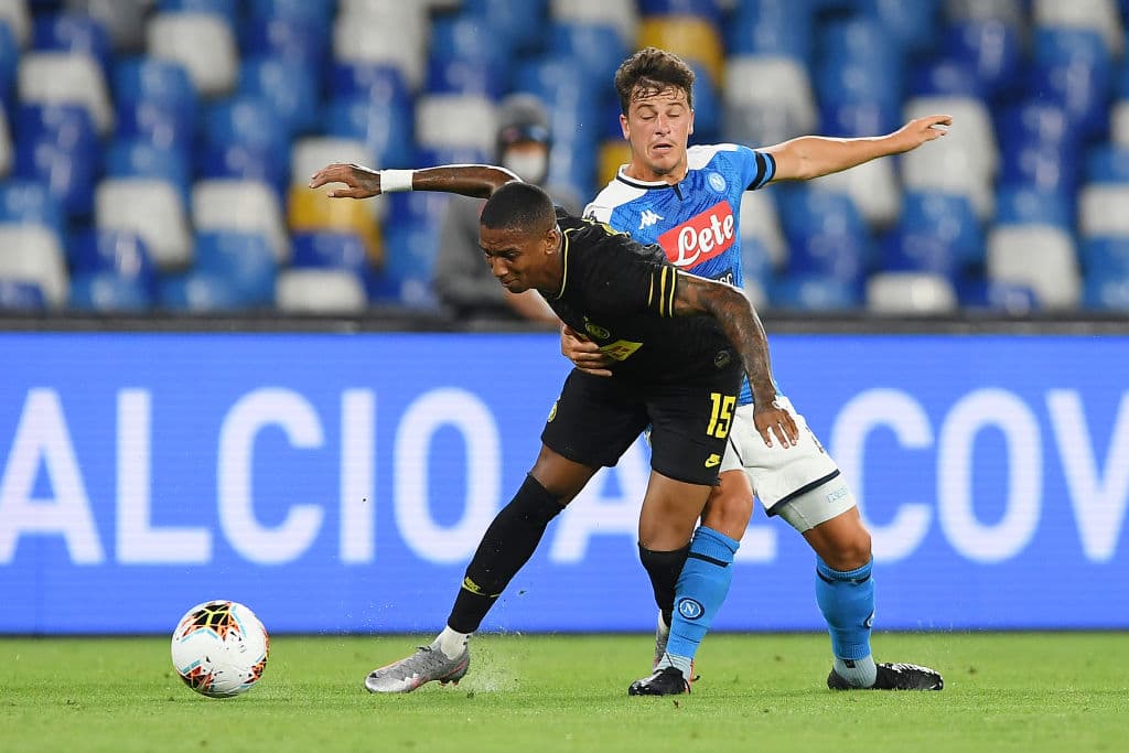 Ashley Young jugó gratis desde el 34’. El árbitro le perdonó la segunda amarilla a tras una fuerte sobre Politano.