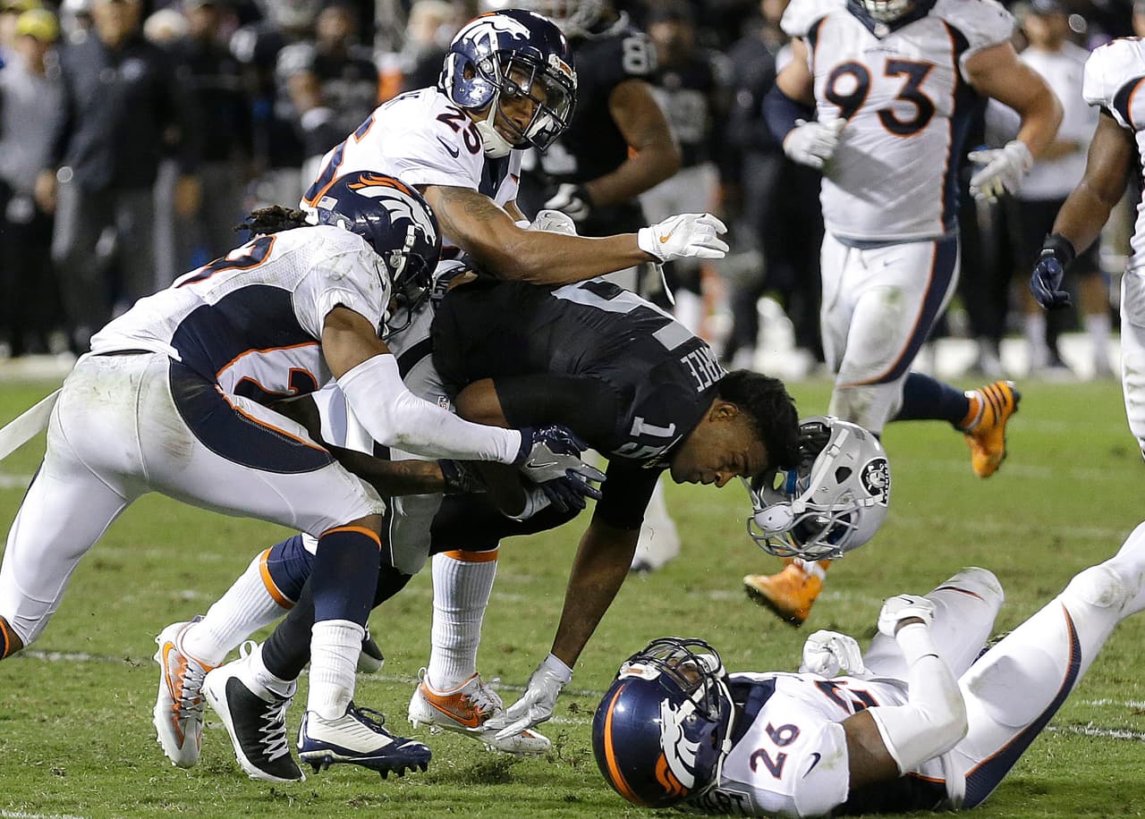 El receptor de los Oakland Raiders, Michael Crabtree, hasta perdió el casco cuando recibió el tackleo de la defensiva profunda de los Denver Broncos.