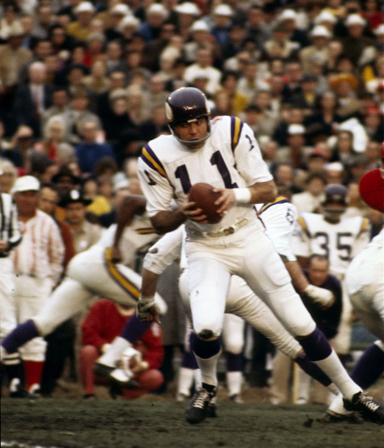 10. Los Minnesota Vikings contaban con Joe Kapp como quarterback, jugador que logrò algo que hasta ahora nadie ha igualado. Jugó un Super Bowl, un Rose Bowl con la Universidad de California y un partido por la Grey Cup canadiense.