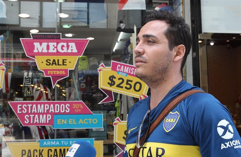 Los aficionados bonaerenses, a la distancia, intentan disfrutar de la Final.