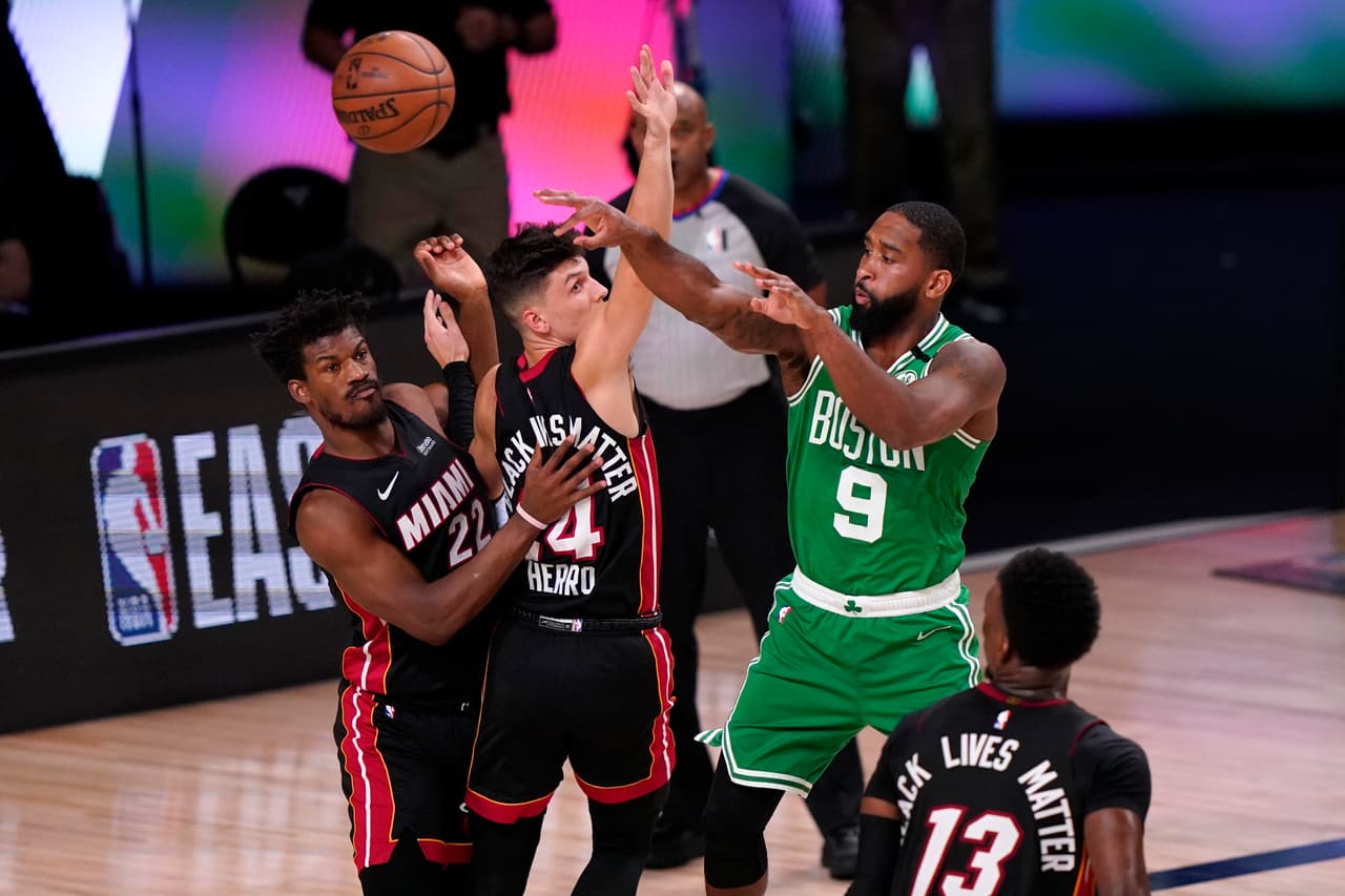 El novato Tyler Herro se echa al equipo de Miami al hombro y anota 37 puntos en la victoria 109-112 sobre los Boston Celtics.